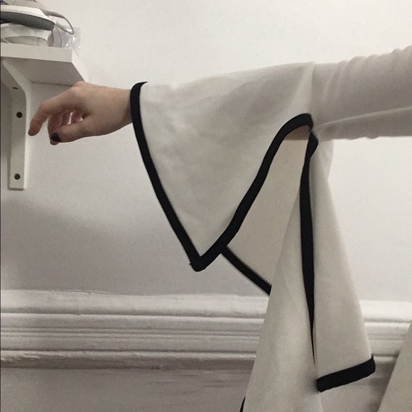 ⚡3 for $20⚡ Off-the-Shoulder Statement Top - Picture 4 of 5